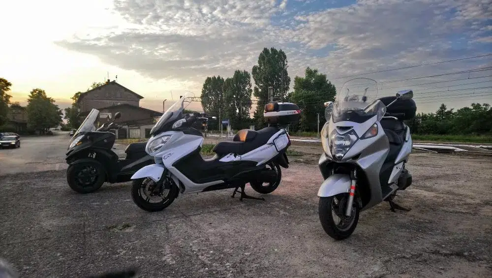 od lewej Quadro skuter 350, Suzuki Burgman 650, Honda Silver Wing 600